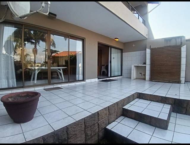 3 BEDROOM APARTMENT FOR SALE IN UVONGO BEACH